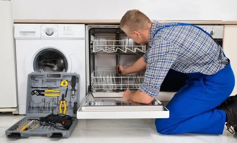 Çamlıdere Termodinamik servisi teknisyen ekibi beyaz eşya tamiri yaparken